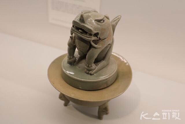 청자 사자모양 향로(국립해양유산연구소). 보물. 고려 12세기. 높이 13.9cm. 사진 강나리 기자.