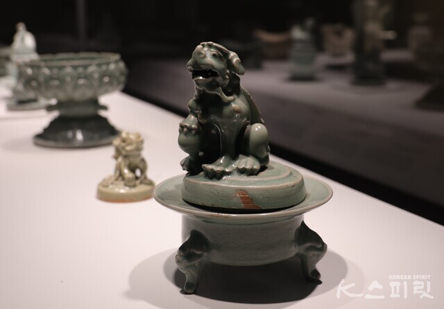 청자 사자모양 향로(국립중앙박물관). 고려 12세기. 높이 21.2cm. 국보. 사진 강나리 기자.