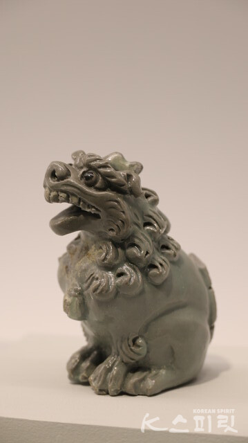 청자 사자모양 연적(국립중앙박물관) 고려 13~14세기, 전라남도 신안선.