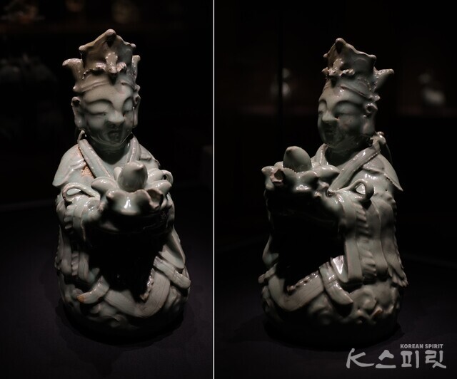 청자 사람모양 주자(국립중앙박물관) 고려 13세기. 사진 강나리 기자.