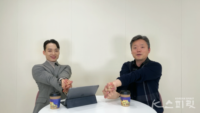 양손 깍지 테스트. 박우혁 브레인트레이너(왼쪽)와 장래혁 글로벌사이버대학교 뇌교육학과장(오른쪽). 사진 박우혁 브레인트레이너.