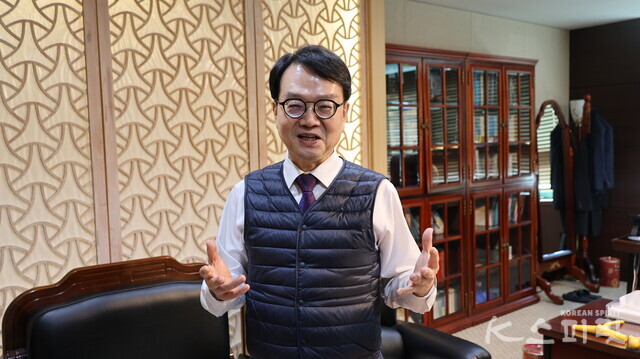 지난해 국제브레인생활스포츠협회 초대회장을 맡은 공병영 글로벌사이버대학교 총장. 33년간 교육부에 몸담고 충북도립대총장을 거쳐 현재 글로벌사이버대학교 총장, 한국원격대학협의회 회장을 맡고 있다. 사진 강나리 기자.