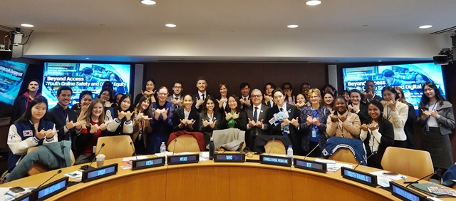 사이드이벤트 참여자들과 함께 폭력 근절과 비폭력 문화 확산을 다짐하는 푸른약속캠페인. 사진 제공 푸른나무재단