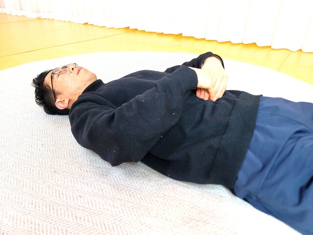 배꼽힐링 복부 호흡법 동작2 배꼽 주위 마사지. 사진 브레인트레이닝센터.