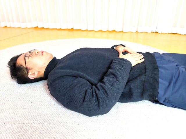 배꼽힐링 복부 호흡법 동작3 복부 호흡하기. 사진 브레인트레이닝센터.