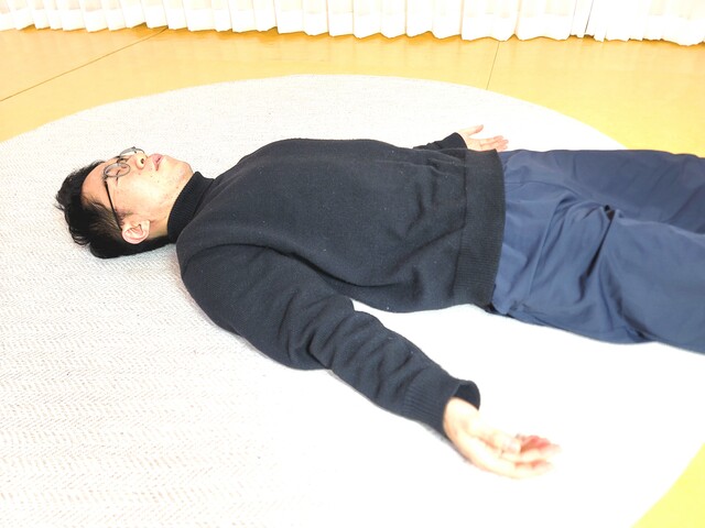 배꼽힐링 복부 호흡법 동작4 마무리 이완. 사진 브레인트레이닝센터.