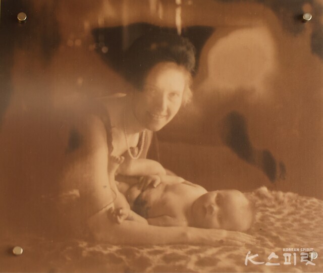 3.1만세운동 하루 전인 1919년 2월 28일 태어난 아들 부루스 테일러와 아내 메리 테일러. 딜쿠샤 전시물. 사진 강나리 기자.