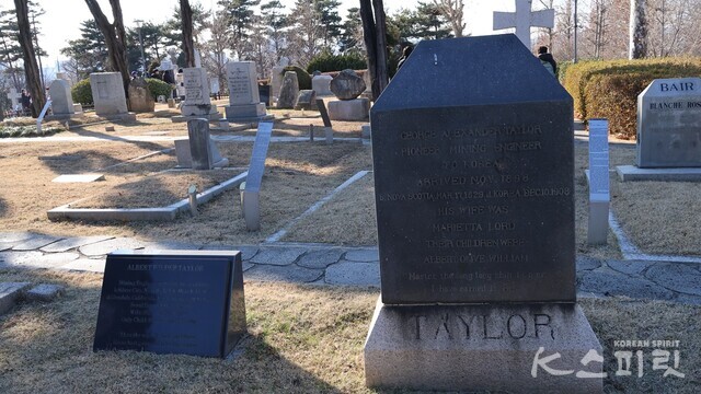 서울 마포구 양화진 외국인묘원에 안장된 앨버트 테일러 묘비(왼쪽). 오른쪽은 아버지 조지 알렉산더 테일러의 묘비이다. 사진 강나리 기자.