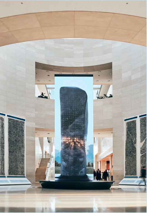 디지털 광개토대왕릉비와 원석탁본 전경. 이미지 국립중앙박물관.