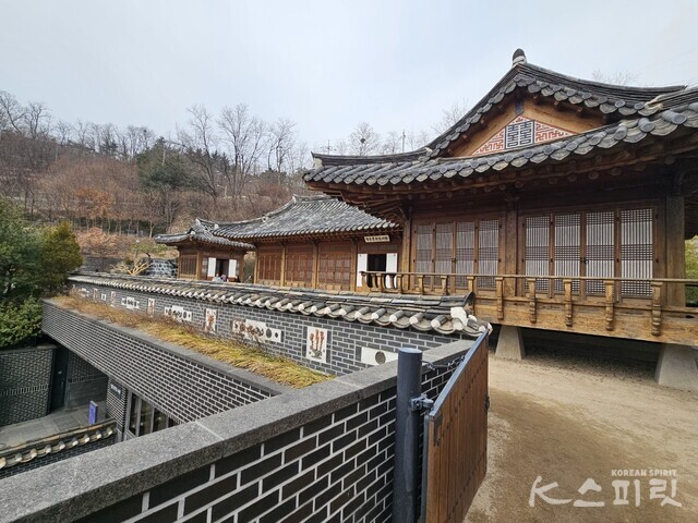 청운문학도서관 지상 1층 한옥 공간 담장 위 기와는 돈의문 뉴타운지역 철거 한옥에서 가져온 기와라고 한다. 사진 강나리 기자.