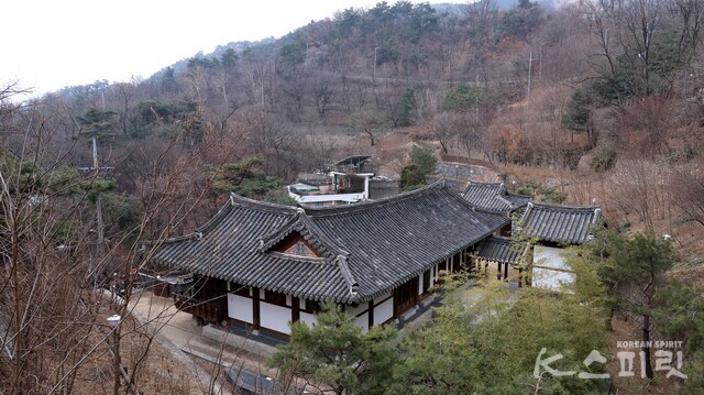 산자락에 폭 안긴 듯 자연경관과 어우러져 본래 그 자리에 있던 듯하다. 사진 강나리 기자.