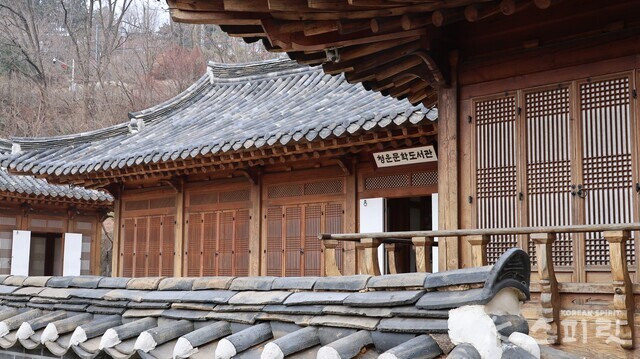 한옥 지붕 사랑채와 정자의 구성이 마음을 평안하게 한다. 사진 강나리 기자.