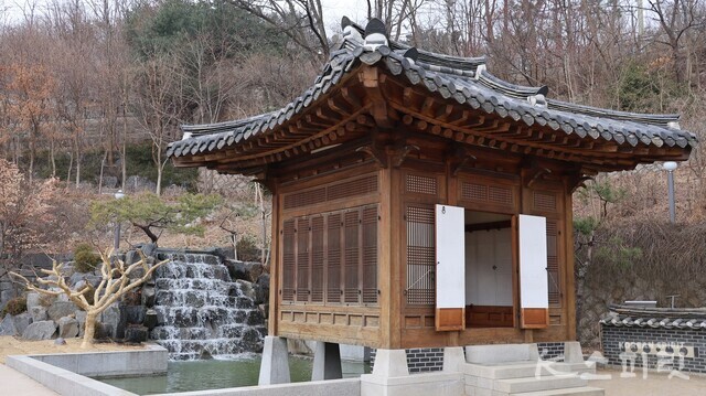 작은 폭포 앞 연못에 발 담근 정자. 사진 강나리 기자.
