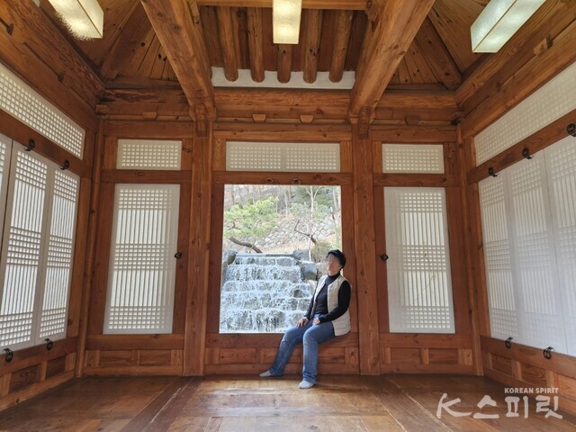 정자 안 풍광. 남에게는 편히 기대 앉으라 훈수를 두어도 막상 앉아보니 편안해 보이지 않는다. 사진 방문객.