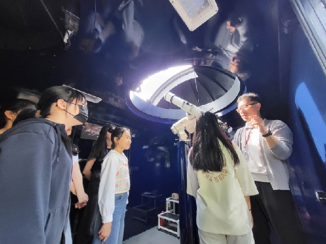 이동과학관 천체 관측 프로그램 운영 장면. 이미지 국립광주과학관.