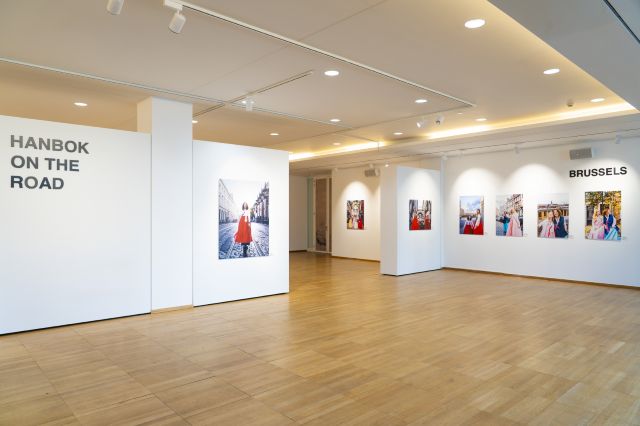 “한복 온더 로드” 전시 모습. 사진 ©주벨기에유럽연합한국문화원