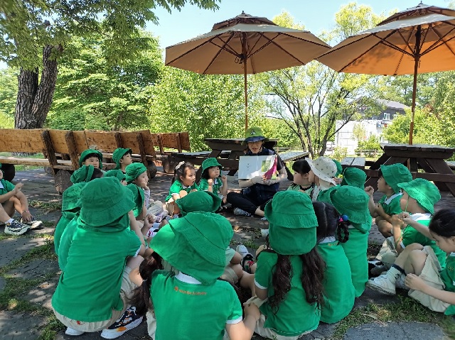 ‘유아숲 체험원’ 프로그램 장면. 이미지 영주국유림관리소.