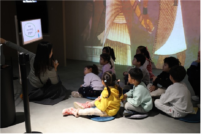 ‘모모와 떠나는 글자 여행’ 동화를 듣고 있는 아이들. 이미지 세계문자박물관.