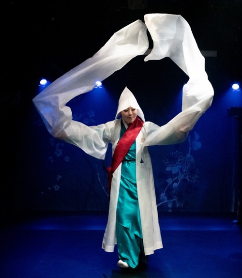 한국무용가 김윤미의 '승무' . 사진 상상배달부