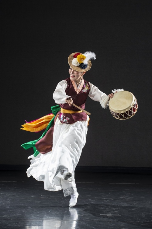 한국무용가 김윤미의 '서한우류 버꾸춤'. 사진 상상배달부