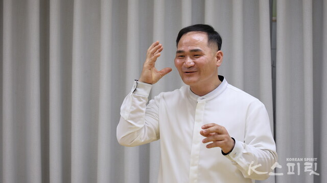 지난 18일 열린 브레인비타민 명상수련을 지도한 곽도윤 원장(브레인트레이닝센터 양천구명상치유점) 사진 강나리 기자.