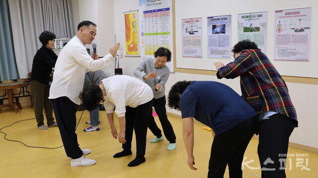 브레인트레이닝센터 정규회원과 지역 주민, 공원수련 참가자들이 어우러진 브레인비타민 명상시간 서로 힘차게 등을 두드리며 짝체조를 했다. 사진 강나리 기자.