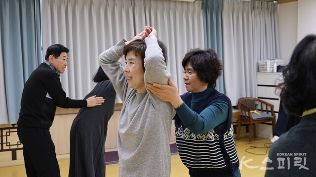 서로 서로 손 닿지 않는 곳까지 두드려 깨워주는 참가자들. 사진 강나리 기자.