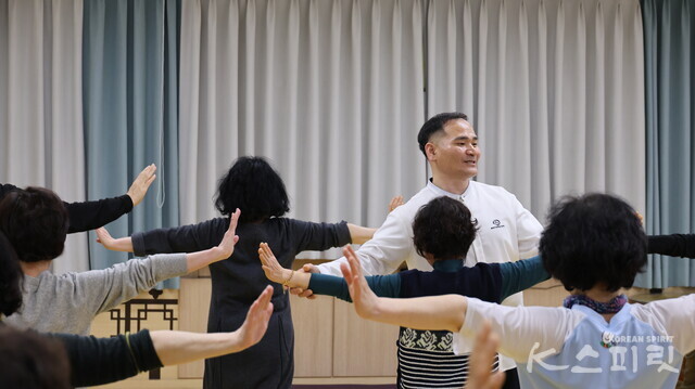 우리 고유의 심신수련법 원리에 따라 자신의 몸을 최대한 쓰는 브레인체조 시간. 사진 강나리 기자.
