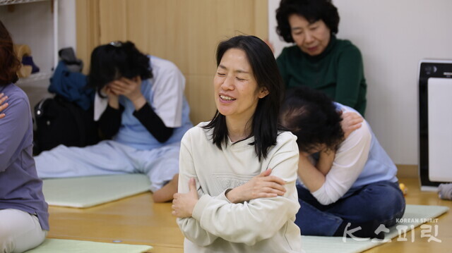 자기 자신과의 관계를 회복하는 중단전 명상을 한 참가자들. 사진 강나리 기자.