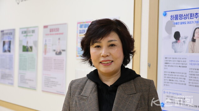 매일 새벽 용왕산공원에서 국학기공 체조를 한 권오숙 씨가 지난 18일 브레인트레이닝센터 양천구명상치유점 브레인비타민 명상에 참여했다. 사진 강나리 기자.