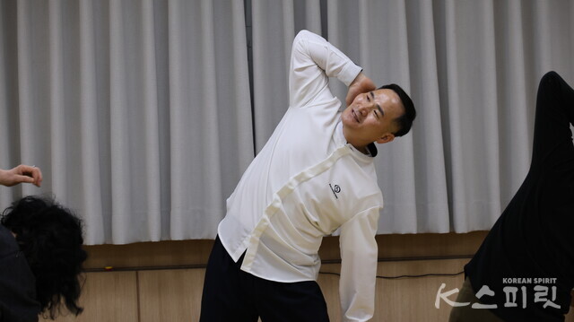 브레인트레이닝센터 양천구명상치유점 곽도윤 원장. 매주 월수금 아침 6시에는 용왕산공원에서 주민들을 지도한다. 사진 강나리 기자.