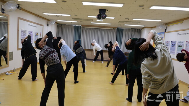 매주 화요일 브레인 비타민 오전 수련시간. 곽도윤 원장과 함께 한 브레인명상으로 몸이 자연치유력 회복하니 치료약도 효과 나타났다는 최미곤 회원도 열심히 따라한 브레인체조. 사진 강나리 기자.