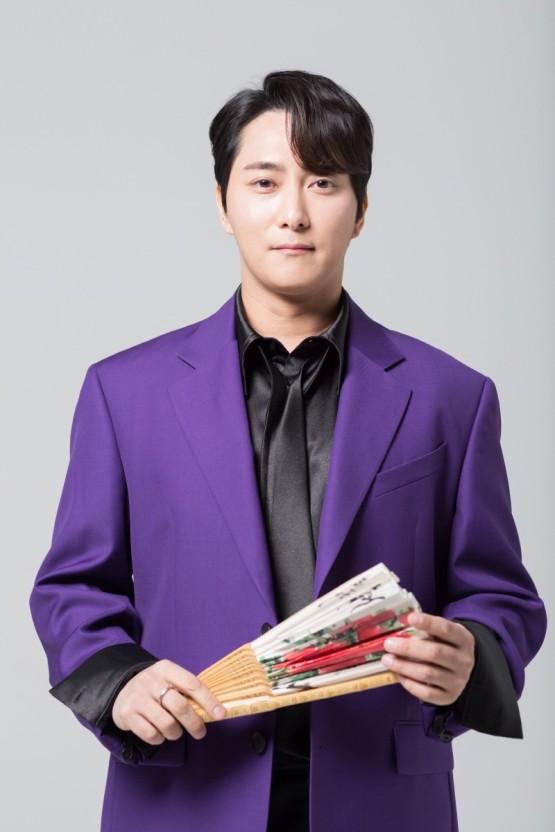 ≪야담 컬렉션Ⅰ’조선’≫공연에서 야사꾼 어우선생을 맡은 국악인 배우 이봉근. 사진 프로젝트 앙상블 련.