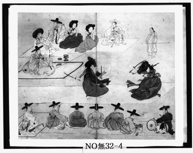 혜원 신윤복의 풍속화 '쌍검대무'. 역시 악공들의 아르바이트 모습이 담겼다. 사진 공공누리.