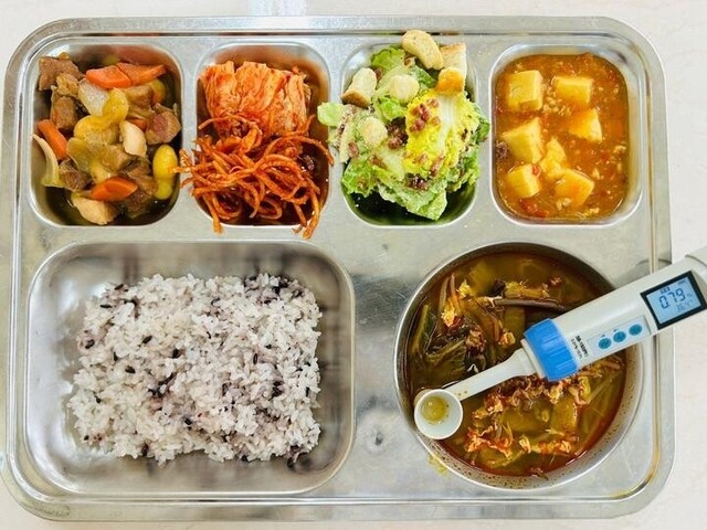 한국 급식. 사진 블라인드 누리집 갈무리.