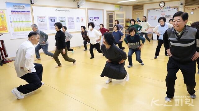 지난 18일 매주 화요일 열리는 '브레인비타민' 명상시간에 참가한 외부 회원들을 일일이 챙기는 남양순 회원은 수련 중 맨 앞에서 가장 활기찬 모습으로 선배미를 보여준다. 사진 강나리 기자.
