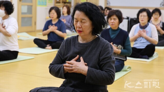 가슴을 여는 중단전 명상 후 자기 자신과 화해하고 소통하는 명상에 집중한 남양순 회원. 사진 강나리 기자.
