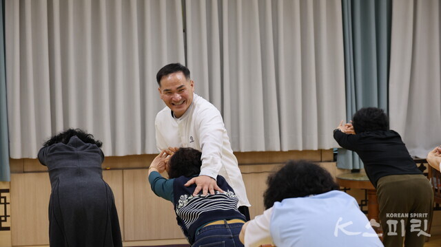 브레인비타민 명상시간 회원들의 잘못된 자세를 잡아 편안하게 호흡할 수 있도록 하는 곽도윤 원장. 사진 강나리 기자.
