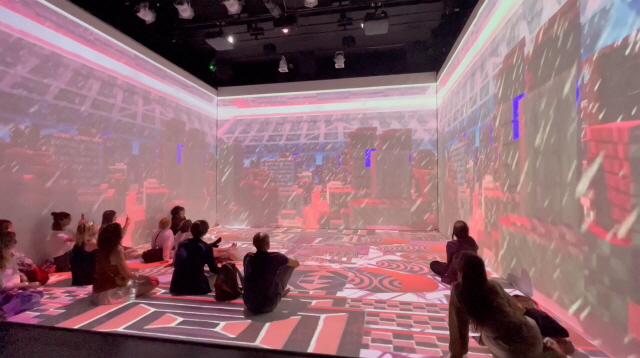 LiquidPurgatory05, 2023,  프로젝터매핑다채널영상, 01분 30초, Korean CulturalCentre Paris France. 이미지 이길이구갤러리