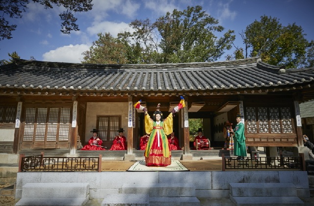 창덕궁 연경당에서 선보인 국립국악원의 '춘앵전' 공연 모습. 이미지 국립국악원.
