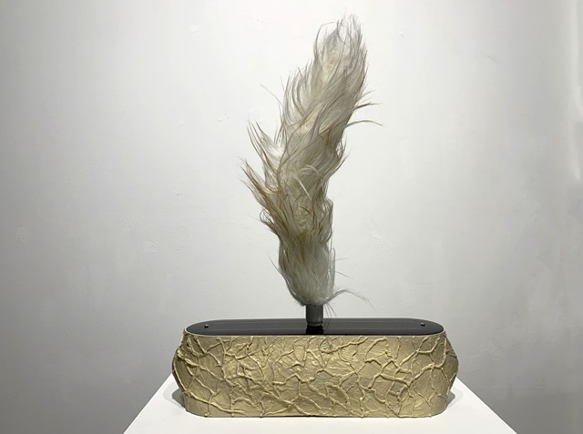 김한비, 광합성 자아, 2025, PLA, 폐종이, 목공풀, 한지, 인조모, 아크릴, 볼트, 태양광패널, DC기어드모터, 45x40x12cm。 이미지 옥상팩토리