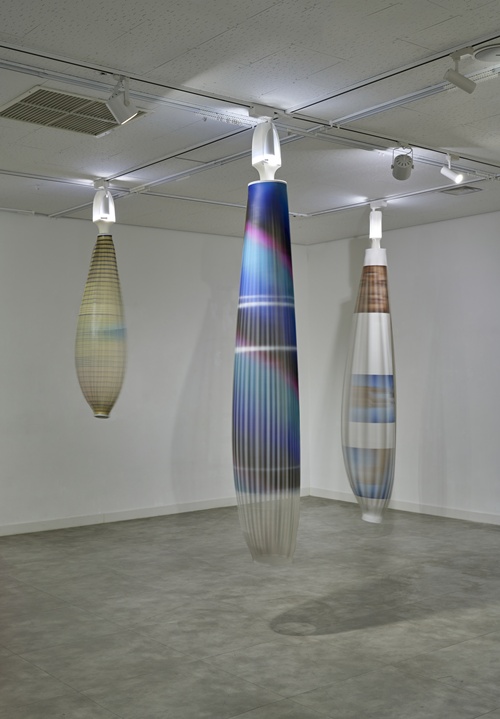 김한비, 변신 중 시리즈, 2025, 브라운 천에 아크릴, 볼트, 너트, 태양광패널, DC기어드모터. 이미지 옥상팩토리