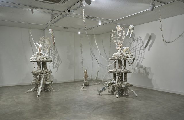 신디하, 덧붙인 뼈, 2025, 시멘트, 탄산칼슘 점토, 굴껍질, 산호석, 뼈산호, 3D프린트, 가변설치. 이미지 옥상팩토리