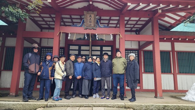 각록신사 앞에 선 일본 서해안 고대 역사 답사팀. 오른쪽에서 세번째가 윤명철 교수. 사진 윤명철 동국대 명예교수.