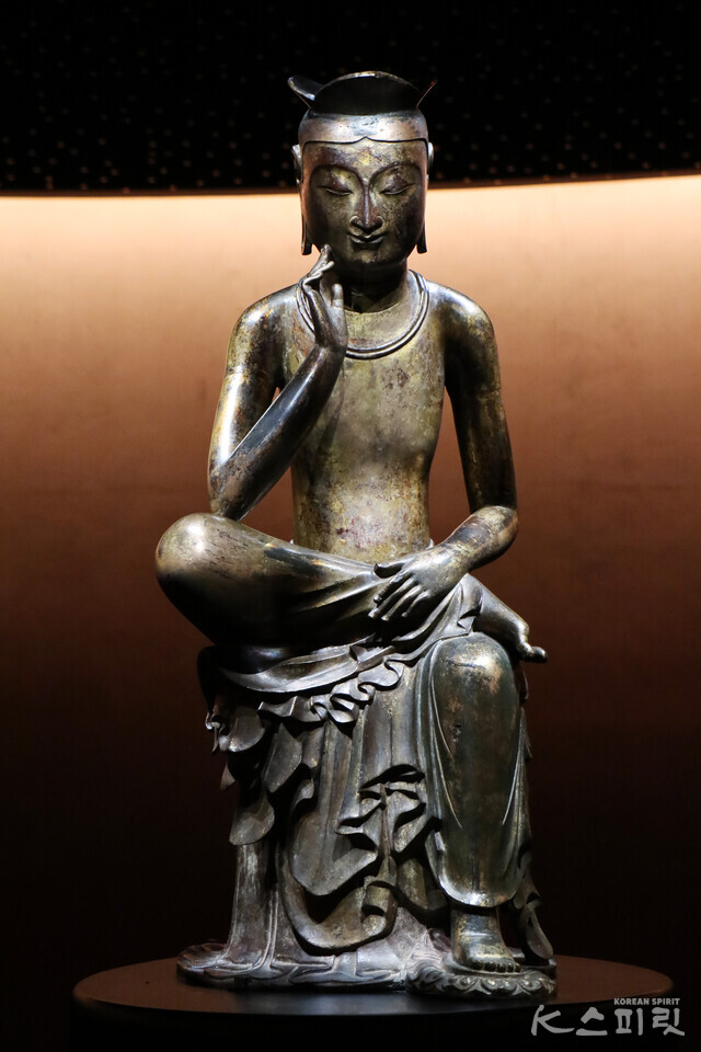 금동반가사유상, 삼국시대 7세기 전반. 일본 광륭사에 있는 일본 국보 1호 보관미륵반가사유상은 이 금동반가사유상과 쌍동이처럼 닮았다. 사진 K스피릿 DB.