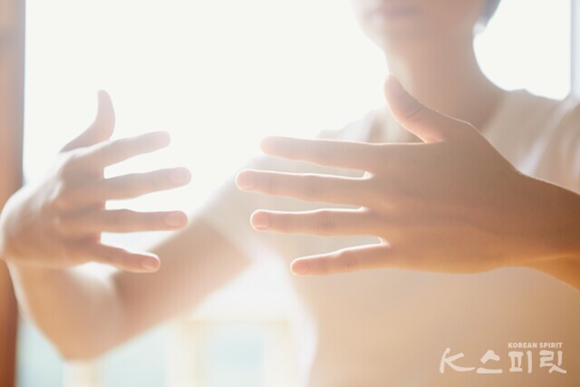 대뇌의 감각영역과 운동영역에 가장 큰 영향을 주는 손을 활용한 '지감명상'. 사진 브레인트레이닝센터.