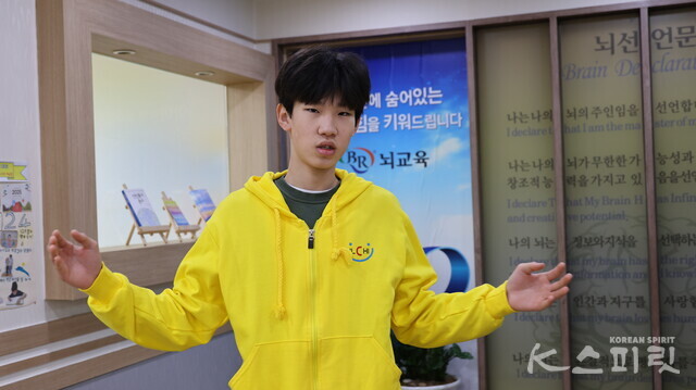 국내 로봇대회 출전 경험을 이야기 하는 양준서 학생. 사진 강나리 기자.