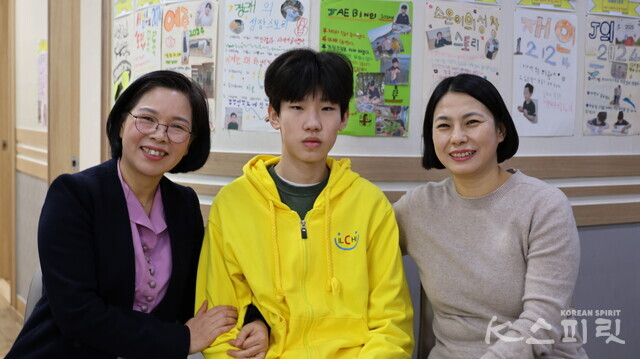 (왼쪽부터) 양준서 군의 일지영재 트레이너인 김근영 원장, 양준서 학생, 어머니 하정숙 씨. 김근영 원장과 준서의 성장과정을 함께 상담했던 하정숙 씨는 현재 뇌교육 선생님이 되었다. 사진 강나리 기자.