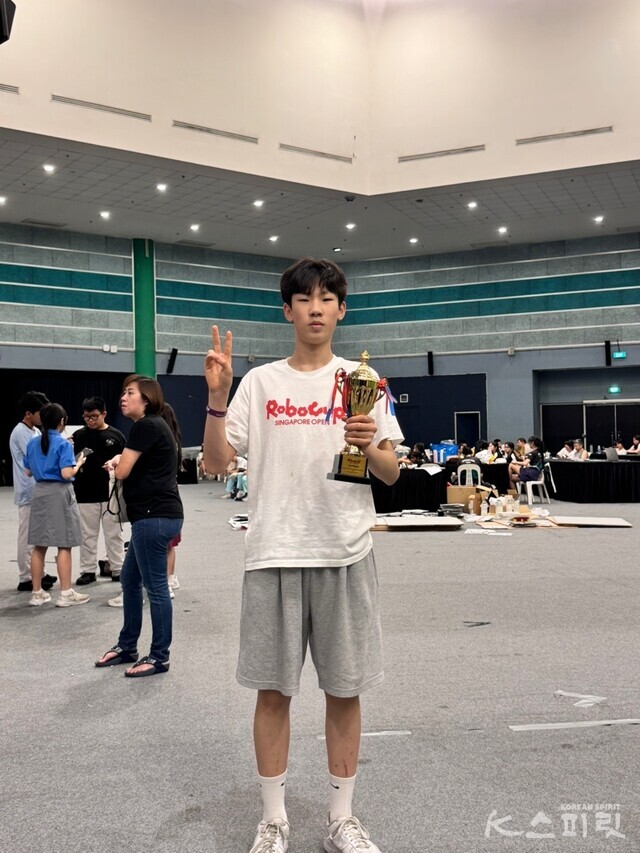 지난 6일 국제 로봇대회 ‘2025 로보컵 싱가포르 오픈’에서 오토 드라이빙, U19 리얼부문 1위를 차지한 한국의 인벤터(Inventor)팀 양준서 학생. 사진 본인 제공.