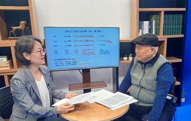 글로벌사이버대학교 선도문화학과 장영주 특임교수(사진 오른쪽)와 글로벌사이버대학교 '지구경영 이해' 과목 담당 교수인 김지인 박사가 ‘K스피릿과 지구경영’를 주제로 대담을 했다. 사진 김지인
